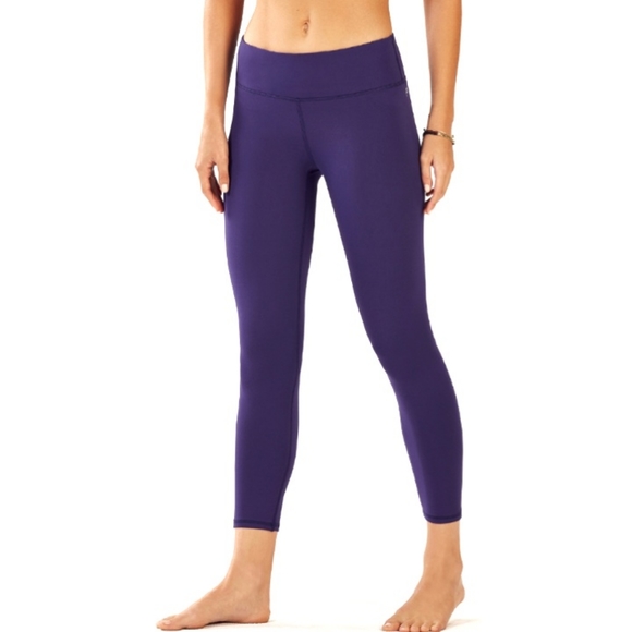 Fabletics Pants - Fabletics Midrise Powerhold Capri size M